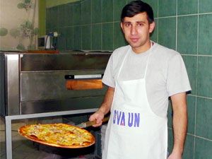 Bürokrat ve turistler burada pizza yiyor