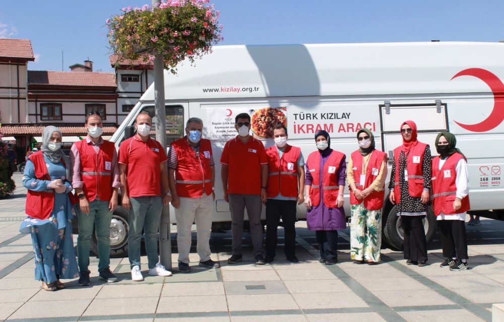 Türk Kızılay Konya vatandaşlara aşure dağıttı