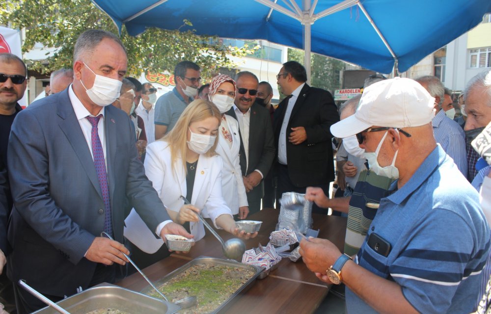 MHP Konya’dan aşure dağıtımı