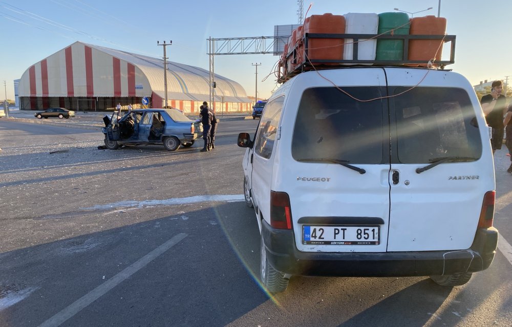 Aksaray'da hafif ticari araç ile otomobil çarpıştı: 5 yaralı