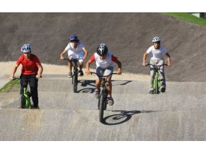 Türkiye'nin İlk Bmx Pistinde Çocuklara Bisiklet Kullanım Teknikleri Öğretiliyor