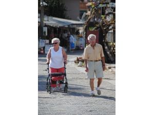 Turistler, Antalya Side'de Güneşli Havanın Keyfini Çıkarıyor