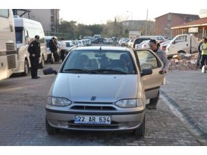 Öfkeli Taraftarlar İçinde Çocukların Bulunduğu Araca Saldırdı