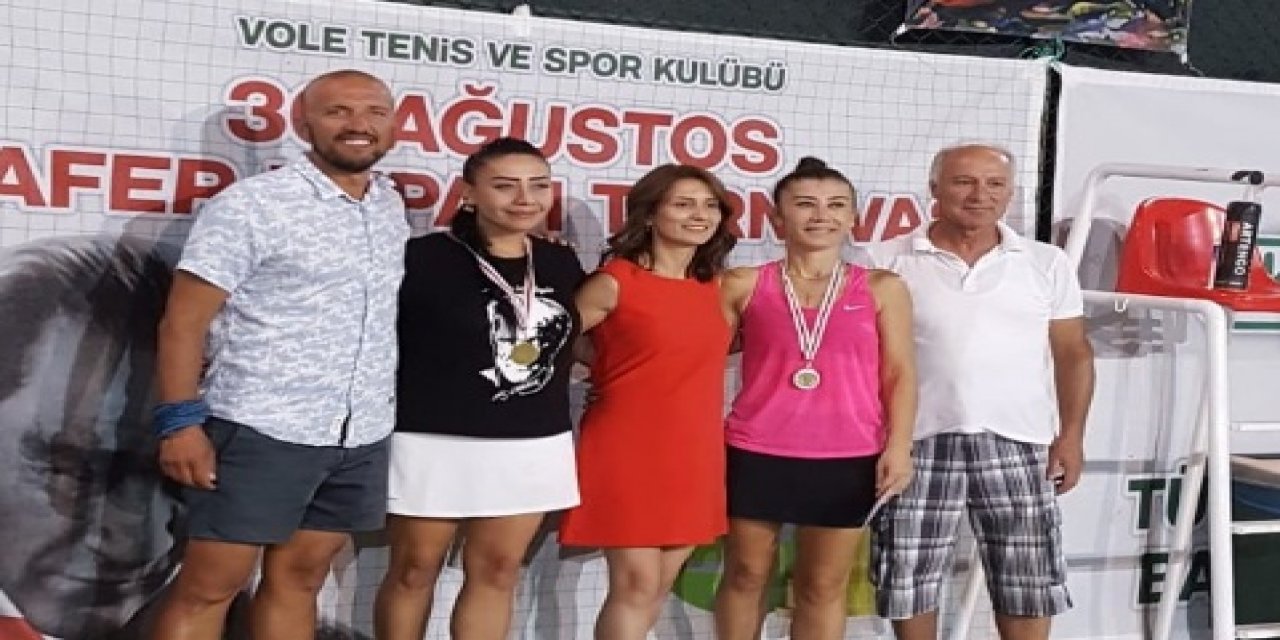 Konya'daki tenis turnuvasının şampiyonları belli oldu 