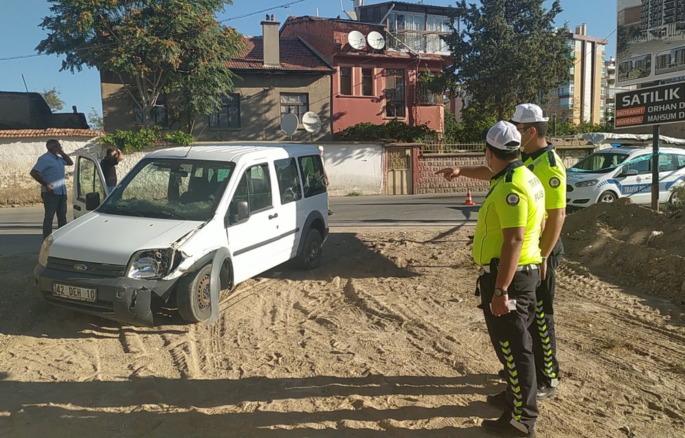 Hafif ticari aracın çarptığı motosikletli kurye hayatını kaybetti