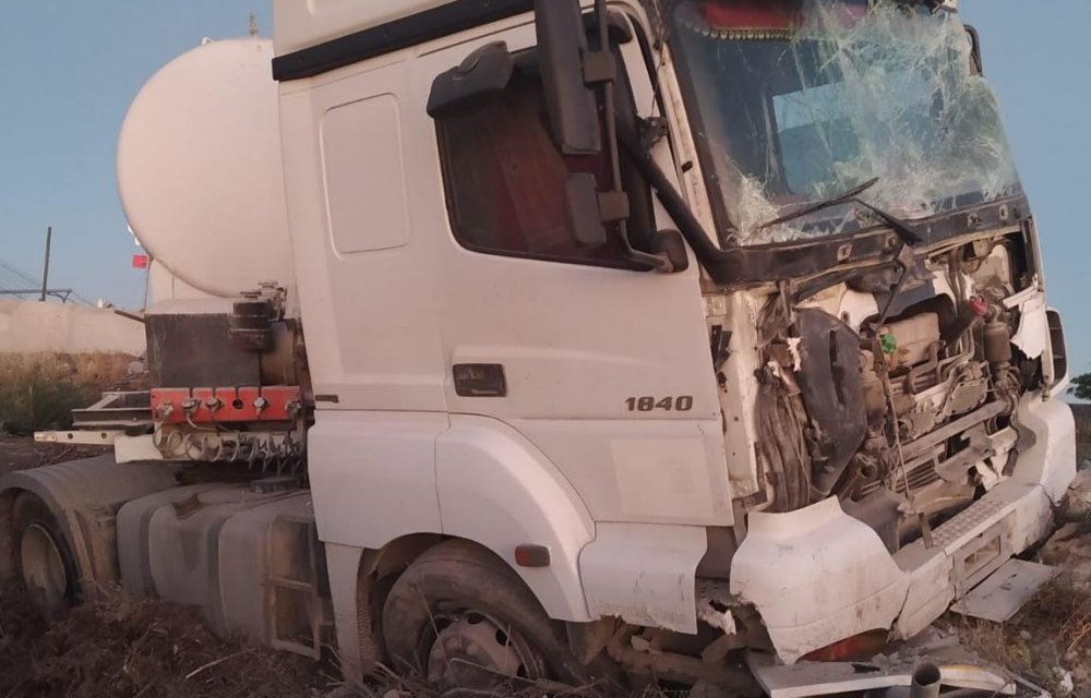 Tanker minibüse arkadan çarptı: 6 yaralı