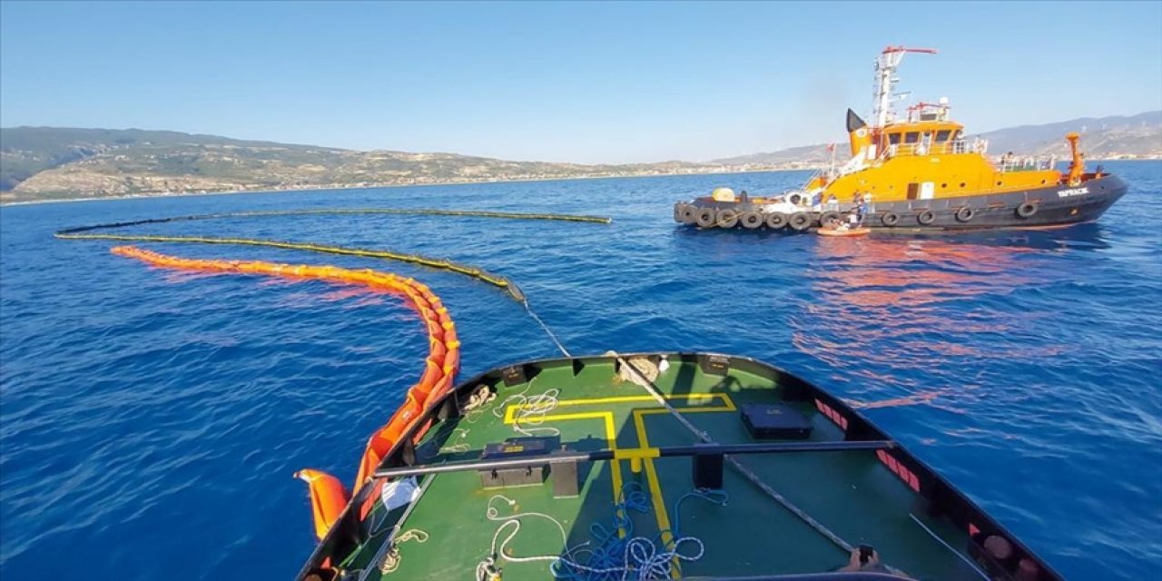 Suriye kaynaklı petrol sızıntısını temizlemek için 2 Türk gemisi çalışmalarını sürdürüyor