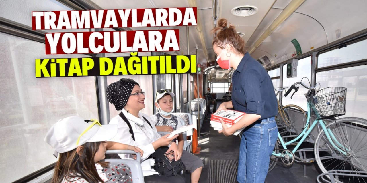 Konya'da tramvaylarda yolculara kitap dağıtıldı