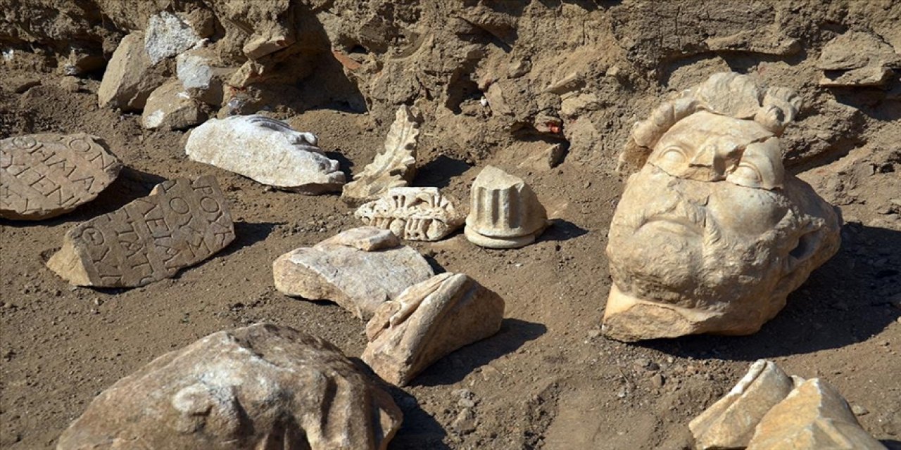 Aydın'daki kazılarda Roma İmparatoru Hadrianus heykelinin parçaları bulundu