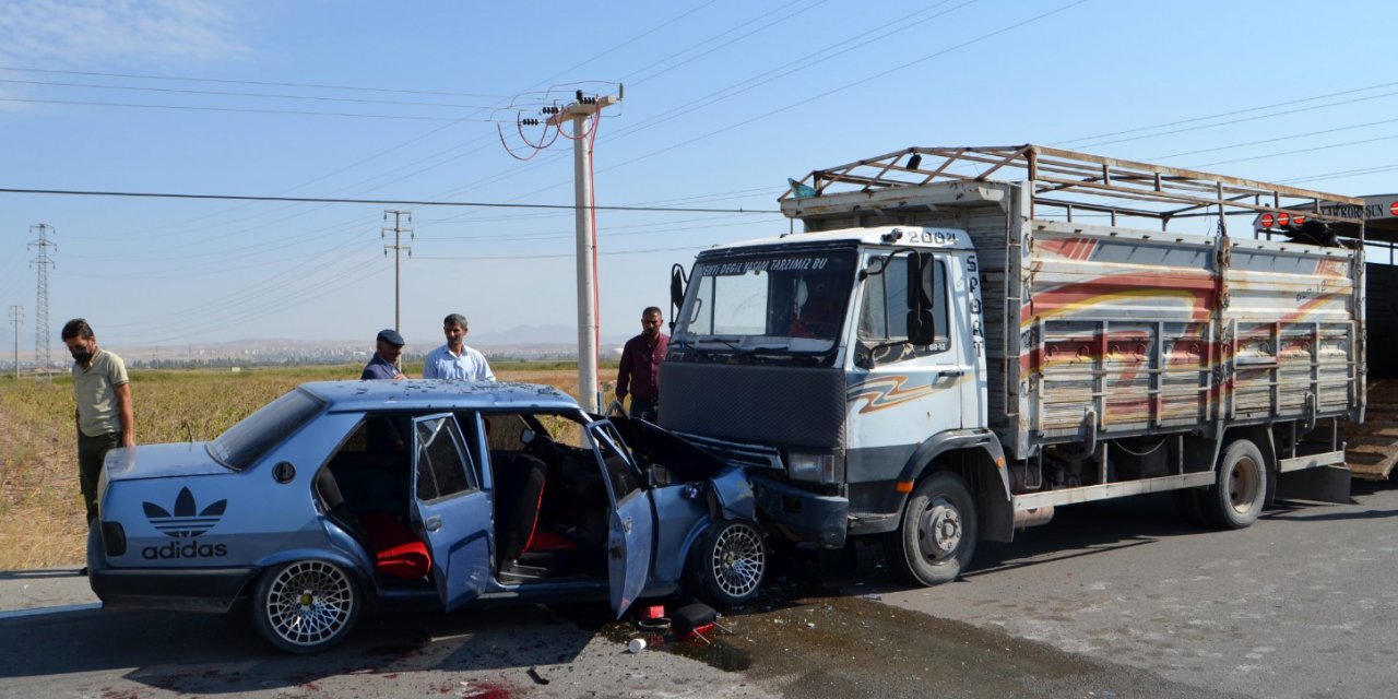 Aksaray'da otomobil ile kamyonun çarpıştığı kazada 9 kişi yaralandı
