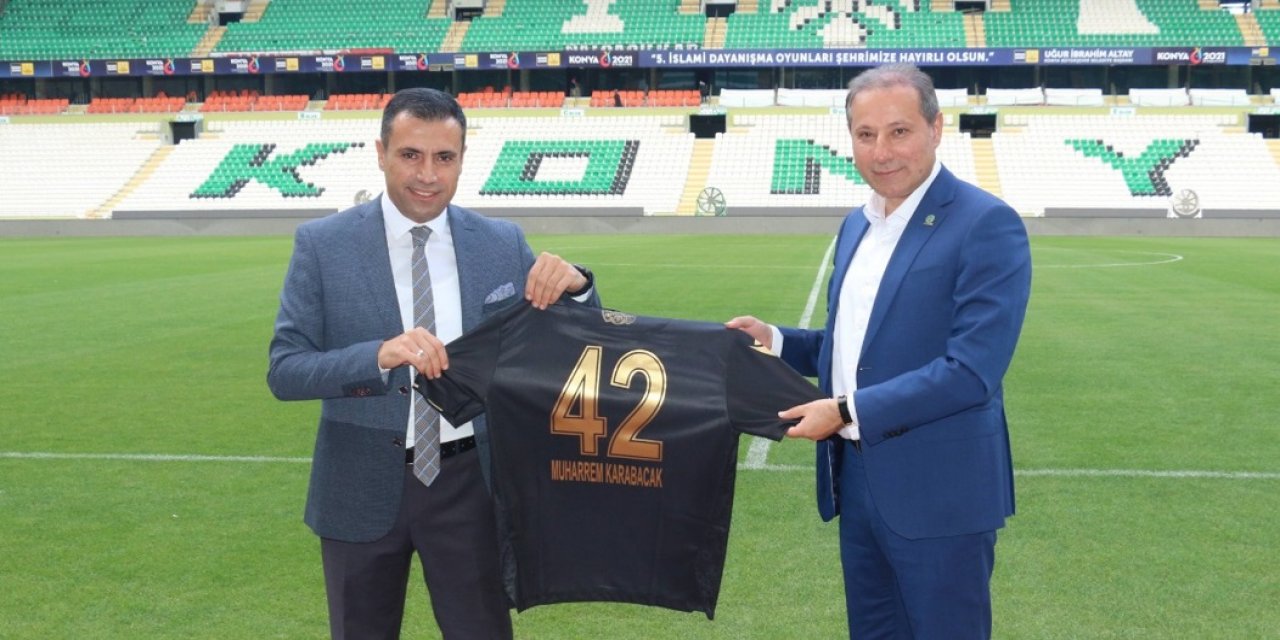 Başkan Özgökçen Oda Başkanlarına Konyaspor forması hediye etti