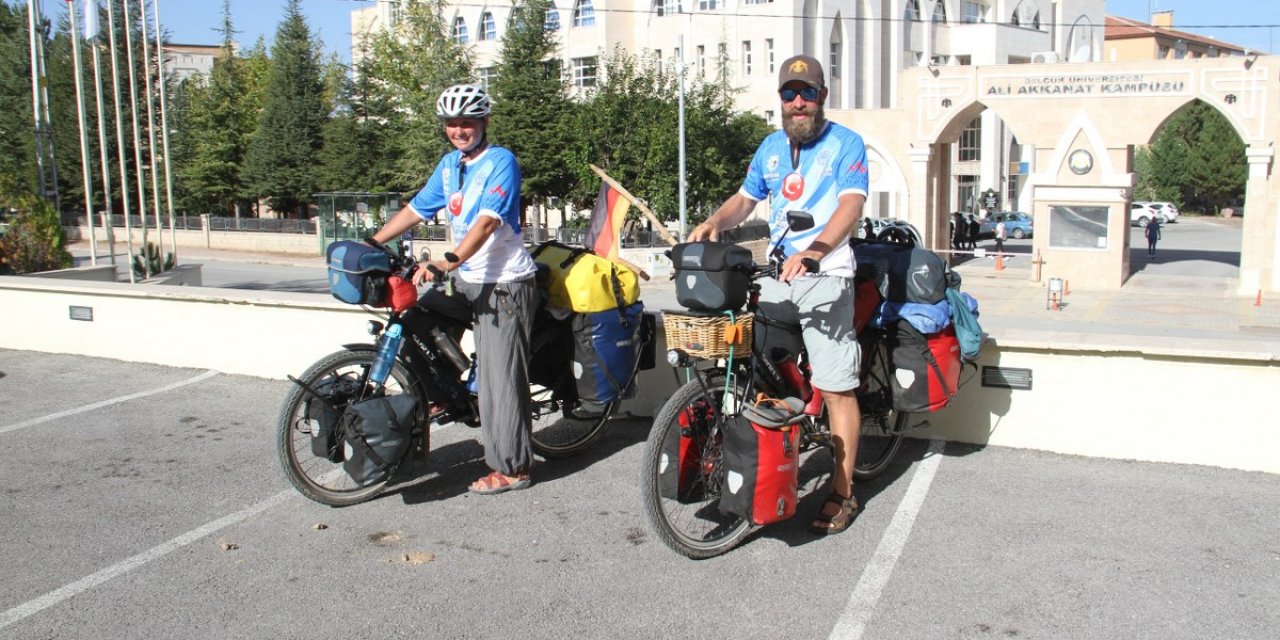 Bisikletle Asya turuna çıkan Alman sağlıkçı çift, Konya'da mola verdi