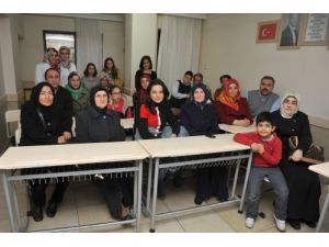 Dershanede Bir Araya Gelen Veliler, Kapatma Girişimine Karşı Çıktı