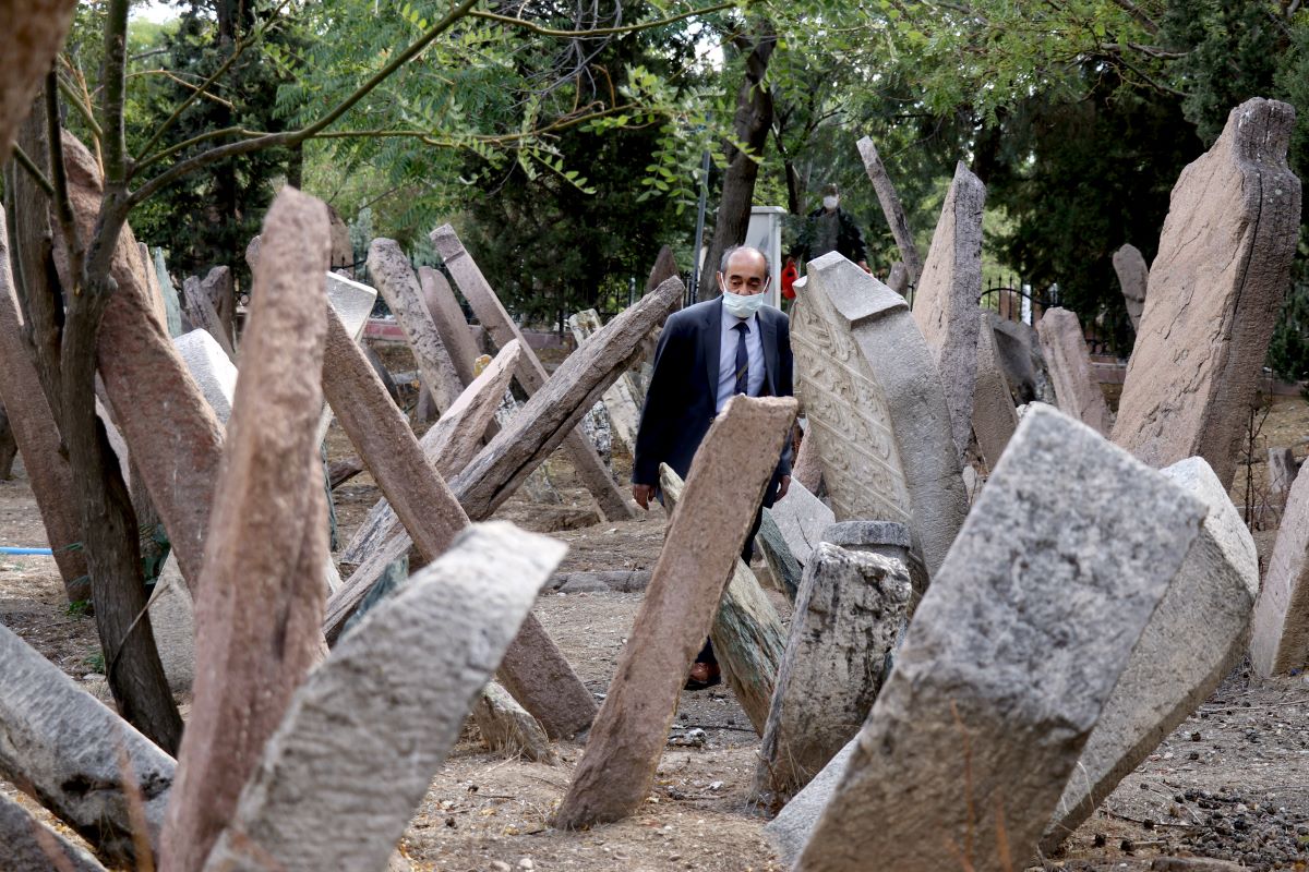 Türk mezar taşları, kentleşme kültürünün aşamalarını yansıtıyor