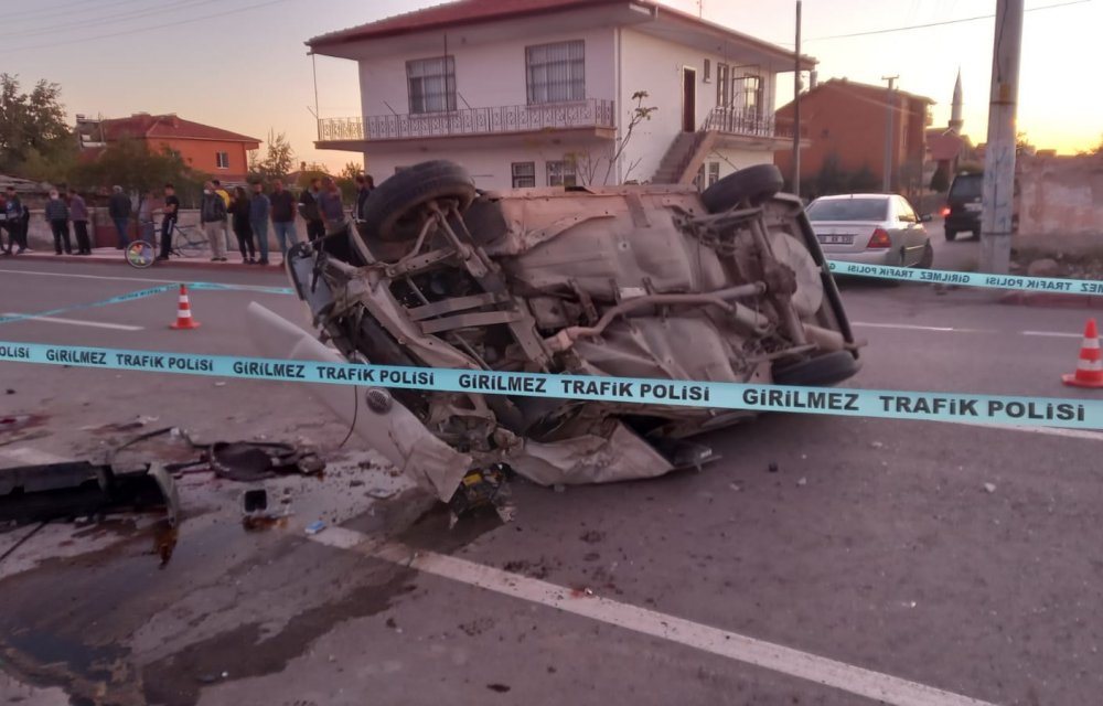 Aksaray'da hafif ticari araçla otomobil çarpıştı, 1 kişi öldü