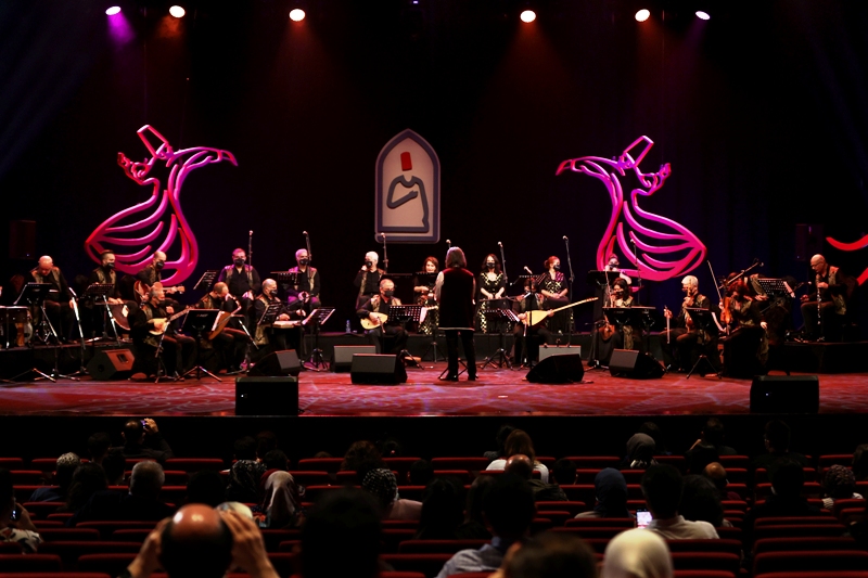 Türk Dünyası Müzik ve Halk Dansları Topluluğu mest etti