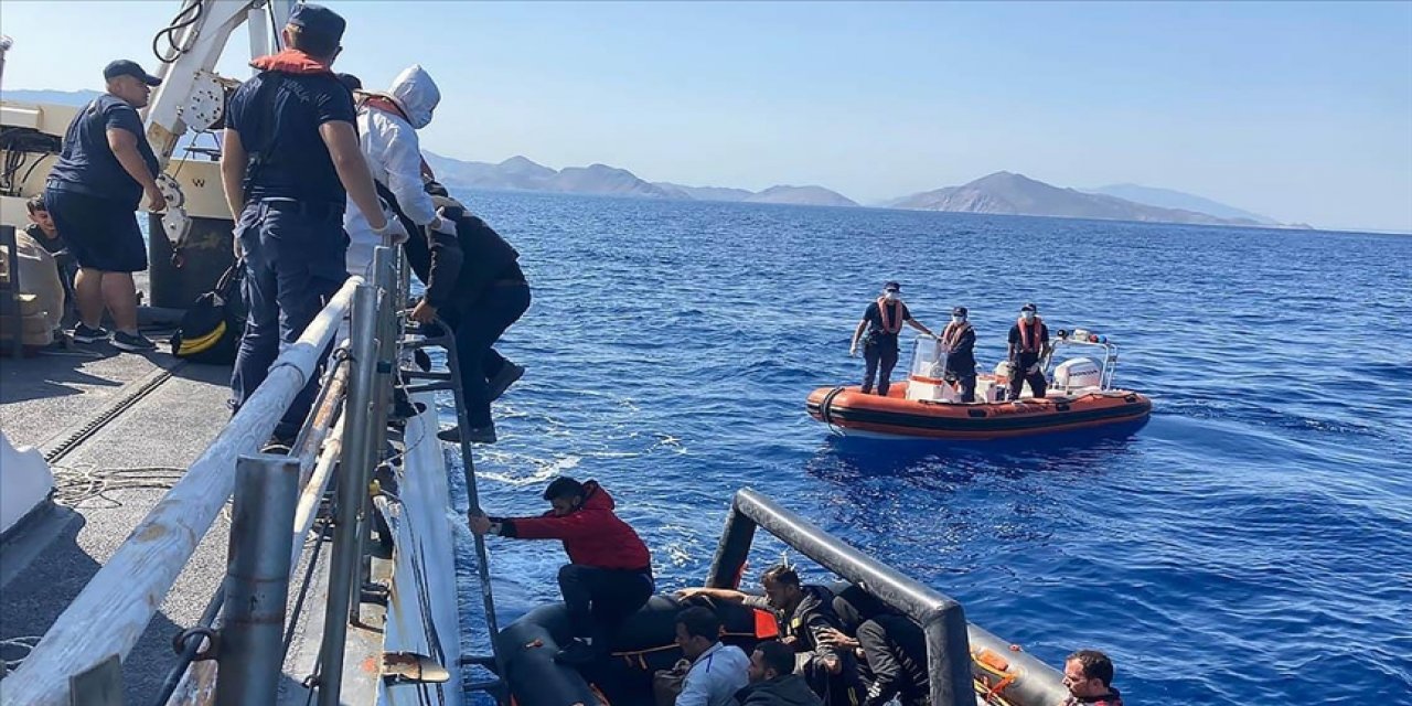 Türk kara sularına itilen bottaki 77 düzensiz göçmen kurtarıldı