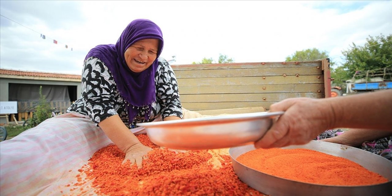 Kış aylarının şifa ve besin kaynağı tarhana binbir emekle sofralara geliyor