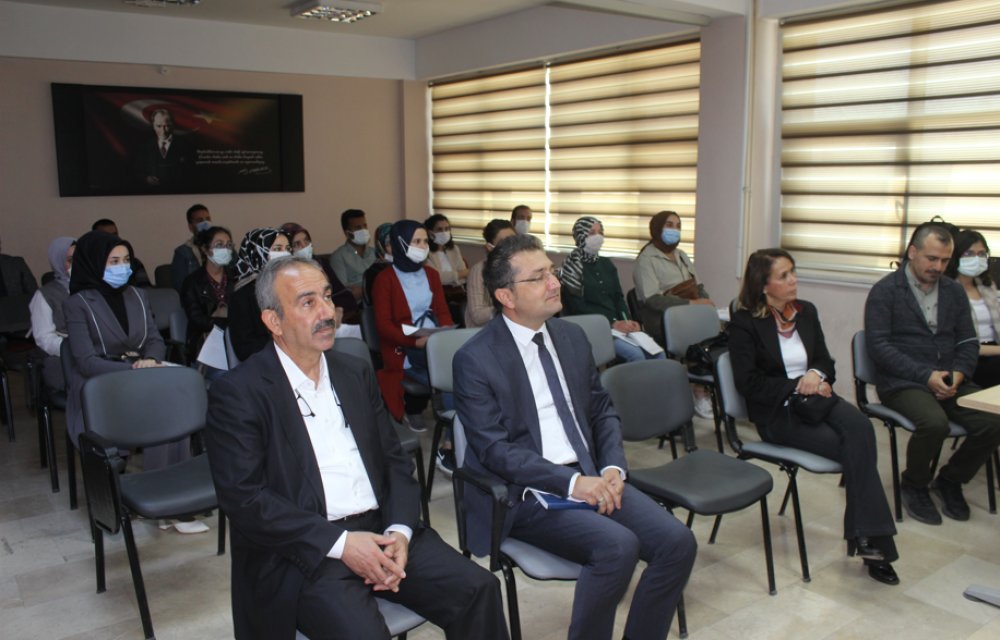 Karapınar Yeşilay Şubesi, "bağımlılıkla mücadele" konulu bilgilendirme toplantısı yaptı