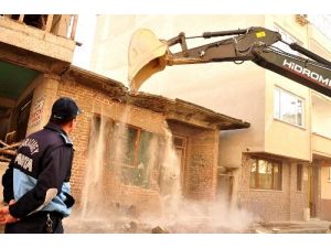 Karacabey’de Eski Evler Yıkılıyor