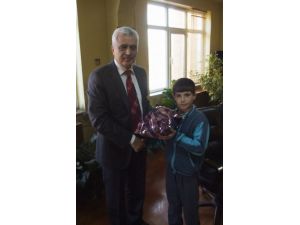 Bulduğu Telefonu Polise Teslim Eden Çocuk, Futbol Topu İle Ödüllendirildi