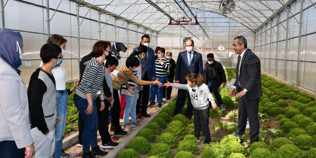 Seydişehir'de özel çocukların yetiştirdiği sebzeler hasat edildi