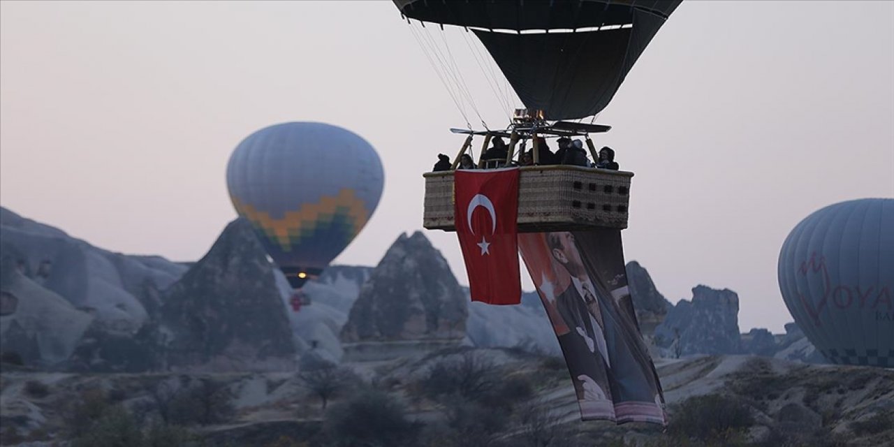 Kapadokya'da balonlar Türk bayrakları ve Atatürk posteri ile uçtu