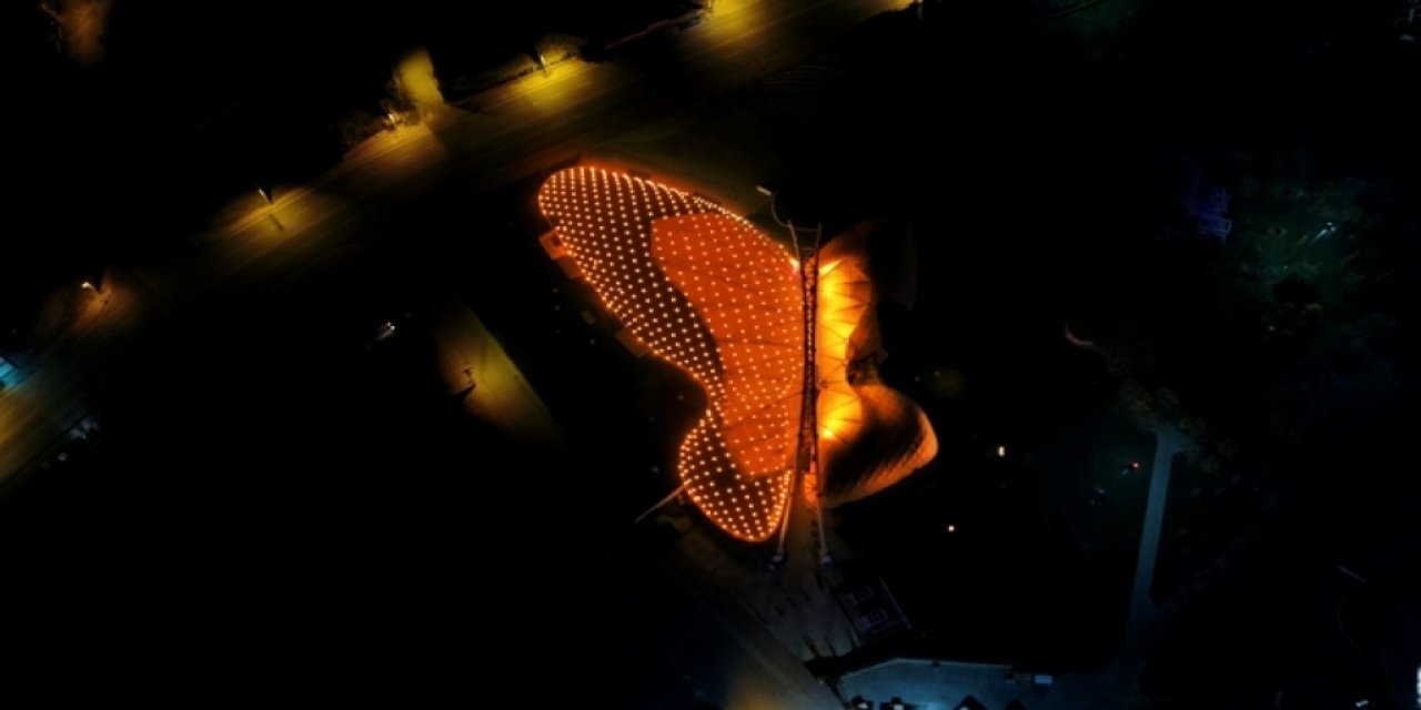 Tropikal Kelebek Bahçesi farkındalık için turuncu ışıklarla aydınlatıldı