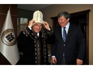 Başkan Yaşar, Kırgızistan'ın Yerel Kıyafetini Giydi