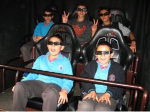 Lara Koleji Öğrencilerinin 12 Boyutlu Sinema Keyfi