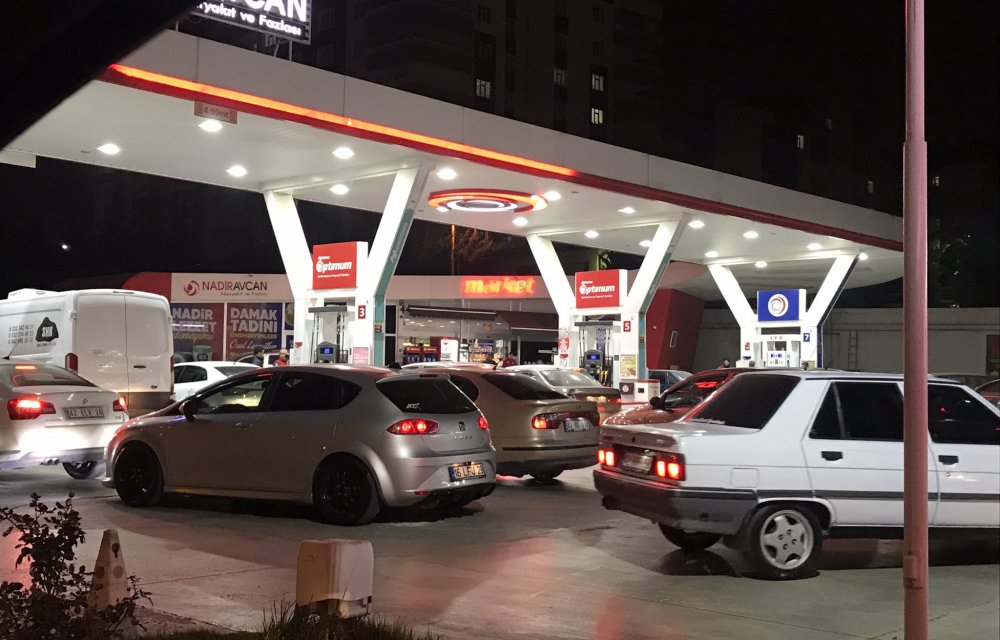 Benzin, motorin ve LPG Otogaz zamlanınca benzinliklerde kuyruk oluştu