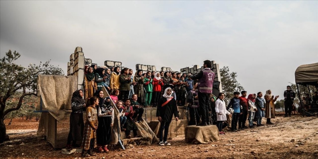 İdlib'deki çocuklar tiyatro gösterisiyle sevindi