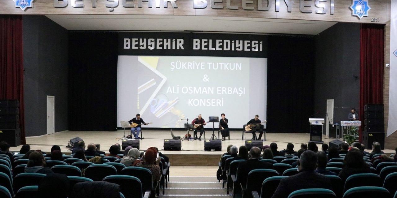 Sanatçı Şükriye Tutkun Beyşehir'de konser verdi