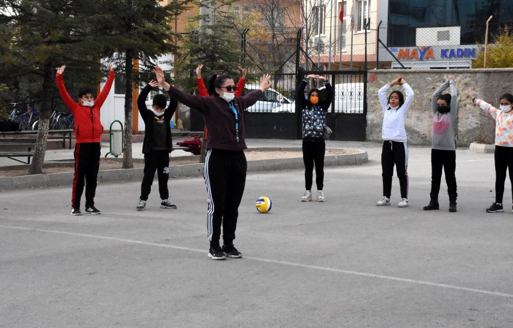 Paralimpik milli sporcu Raziye öğretmen, azmiyle öğrencilerine örnek oluyor