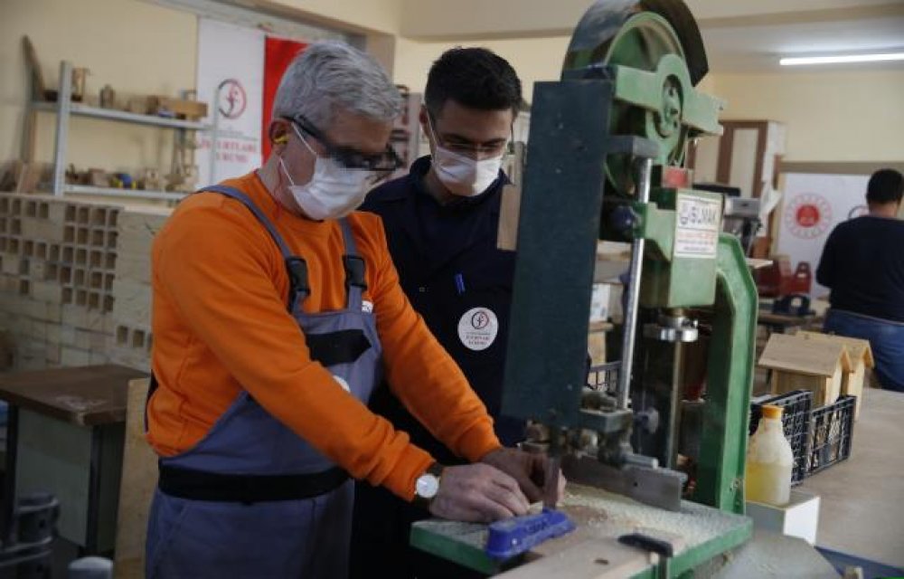 Hükümlüler meslek edinirken ahşap oyuncak da üretiyor