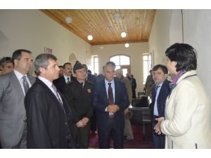 Çanakkale Valisi Çınar, Özel Rum İlkokulu'nu Ziyaret Etti