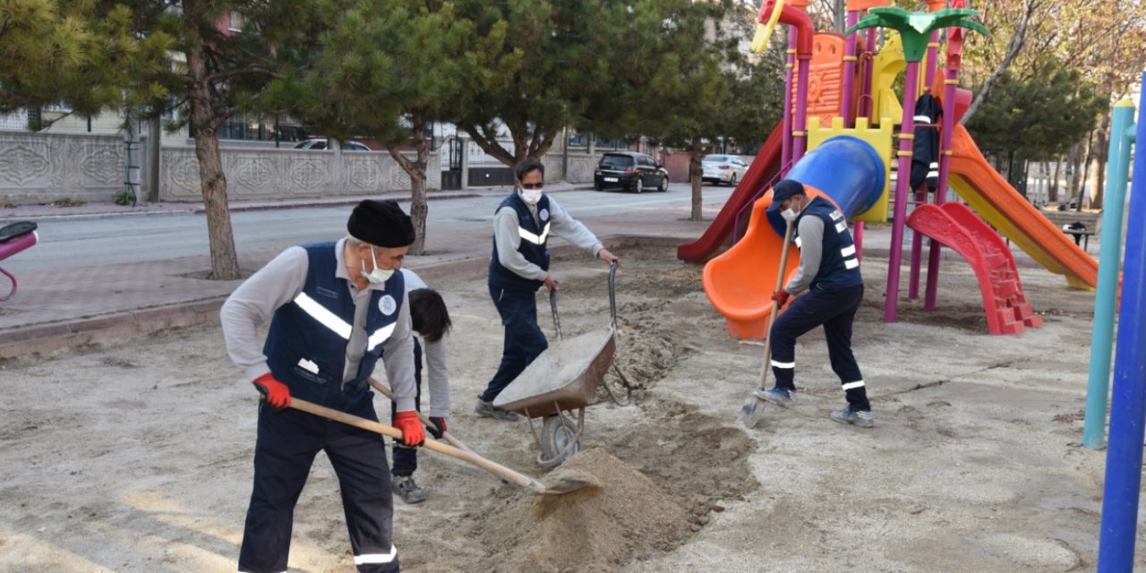 71 çocuk parkının kumları değiştirildi