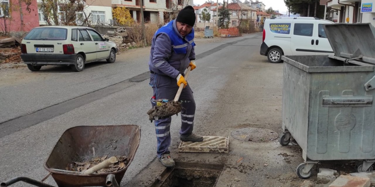 Beyşehir'de drenaj ve mazgalları temizliyor