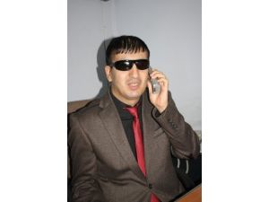 Görme Engelli Memur, İlçenin Canlı Telefon Rehberi Gibi Hizmet Veriyor
