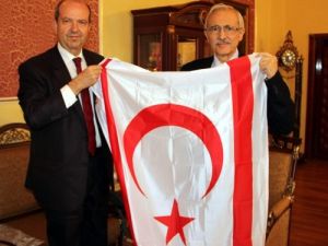 Kıbrıs’tan Sivas’a Bayrak Hediyesi