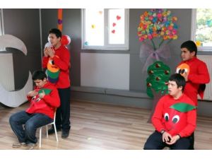 Engellerini Tiyatro İle Yendiler