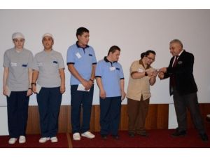 Zihinsel Engelli Gençler, Oteldeki İlk Maaşlarını Törenle Aldı