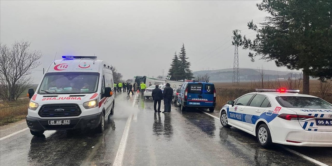 Amasya'da yolcu otobüsü devrildi 2 kişi öldü, 24 kişi yaralandı