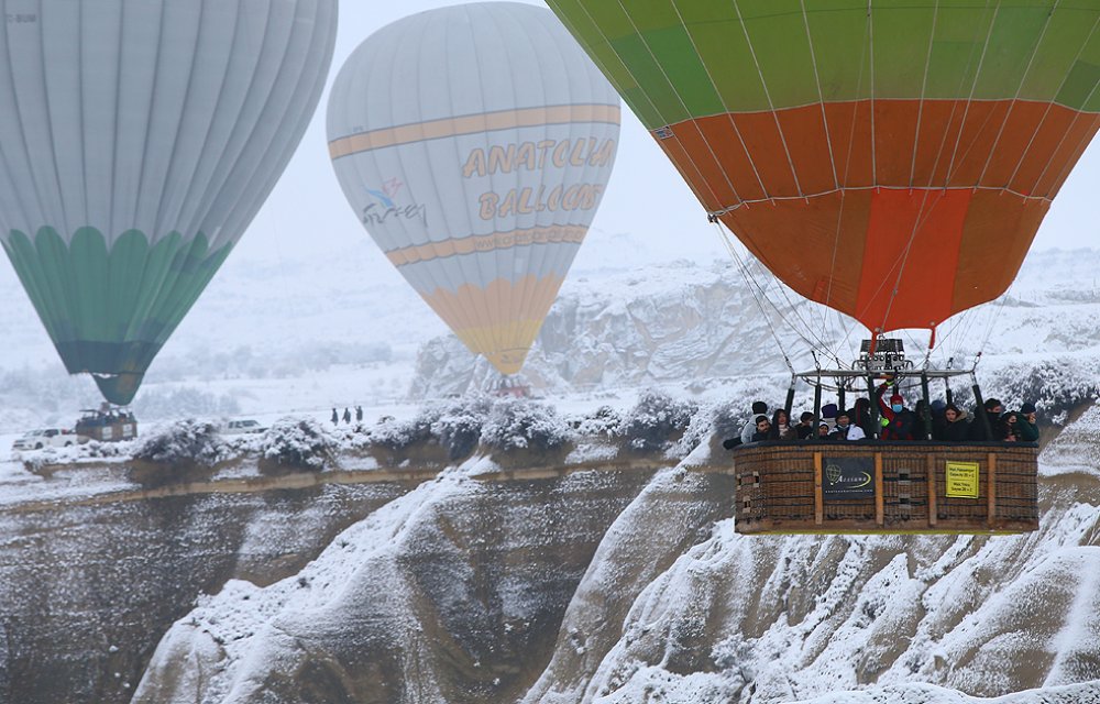 Sıcak hava balonları beyaza bürünen peribacaları üzerinde süzüldü