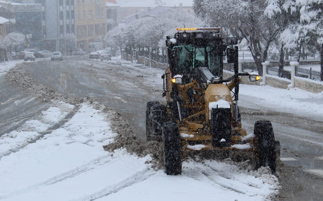 Yunak'ta yol temizleme çalışmaları sürüyor