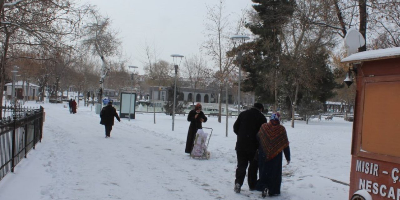 Buzlu yolda yürürken dikkatli olun uyarısı