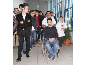 Üniversite Öğrencileri Engelli Aracına Binerek Empati Yaptı