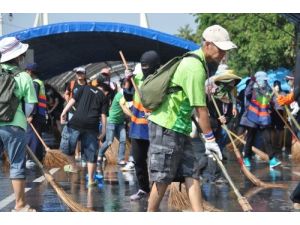 Tayland’da Göstericiler Kral İçin Sokakları Temizliyor