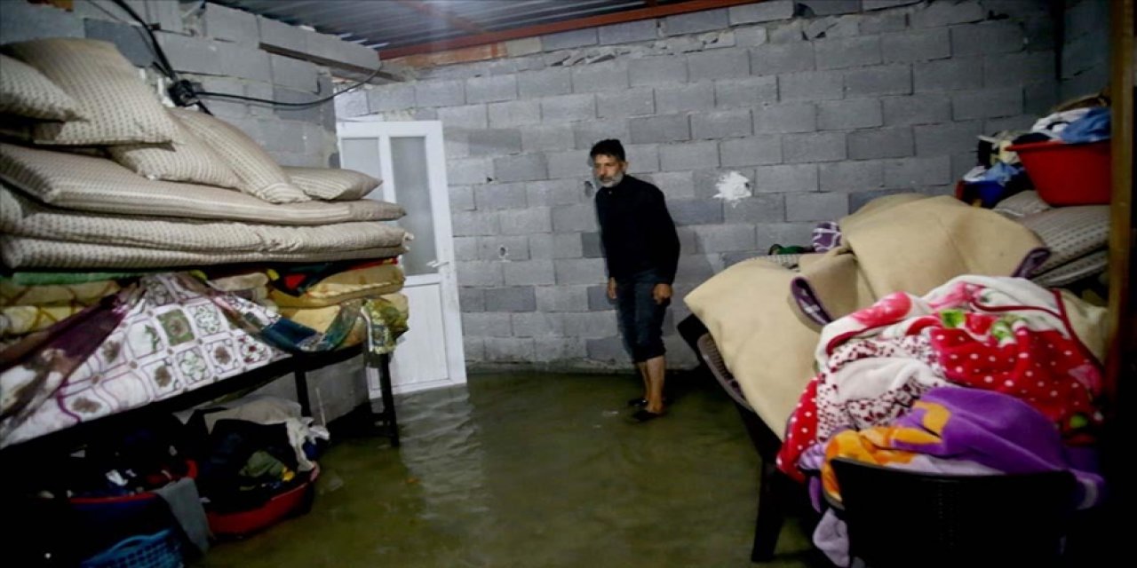 Adana'da sağanak nedeniyle bazı evleri su bastı