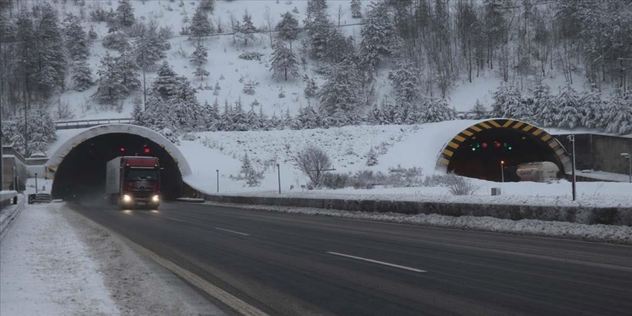 Bolu Dağı'nda kar ve sis etkili oluyor